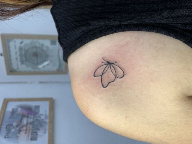 Mariposa en el hombro